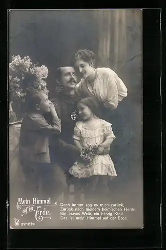 AK Soldat in Uniform mit Orden bei seiner Familie