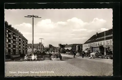 AK Husum, Herzog-Adolf-Strasse im Sonnenschein