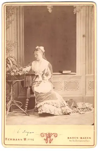 Fotografie Hermann Witte, Baden-Baden, junge Schauspielerin im Samtkleid mit Haarschleife