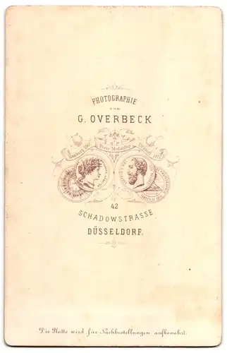 Fotografie G. Overbeck, Düsseldorf, junge Schauspielerin im Bühnenkostüm mit geflochtenem Zopf