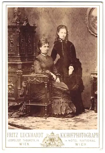 Fotografie Fritz Luckhardt, Wien, Frau Major und Frl. Helene Weiss von Weissenfall in Biedermeierkleidern, 1872