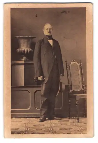 Fotografie unbekannter Fotograf und Ort, Maximilian Graf d`Orsay om Anzug mit Sommerhut