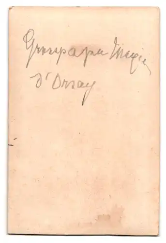 Fotografie unbekannter Fotograf und Ort, Maximilian Graf d`Orsay om Anzug mit Sommerhut