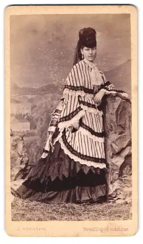 Fotografie J. Tschopp, Graz, Portrait Helene Markgräfin Pallavicini im Kleid mit Hut