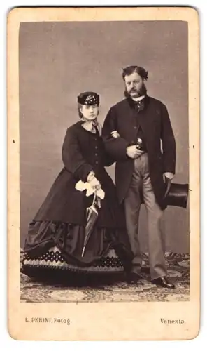 Fotografie L. Perini, Venezia, Graf Victor Odescalchi und Gräfin Minette Odescalchi geb. d`Orsay, Arm in Arm