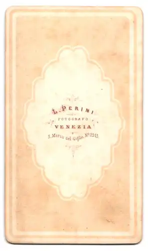 Fotografie L. Perini, Venezia, Graf Victor Odescalchi und Gräfin Minette Odescalchi geb. d`Orsay, Arm in Arm