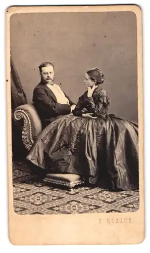 Fotografie E. Kozics, Pressburg, Portrait Gräfin Minette Odescalchi mit Graf Victor Odescalchi im Atelier