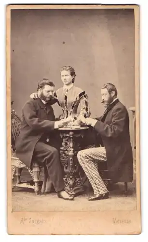 Fotografie A. Sorgato, Venezia, Graf Victor Odescalchi mit Gräfin Minette Odescalchi und Oscar d`Orsay beim Kartenspiel