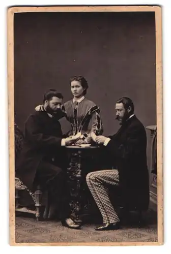 Fotografie A. Sorgato, Venezia, Gräfin Minette Odescalchi mit Victor Odescalchie und Oscar d`Orsay beim Kartenspiel