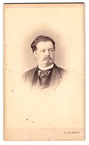Fotografie G. Wünsch, Wien, Graf Victor Odescalchi im Anzug mit Moustache