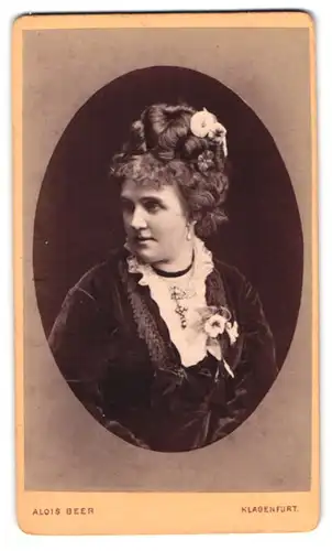 Fotografie Alois Beer, Klagenfurt, Portrait Maria Pia Gräfin von Christalnigg im Samtkleid, 1894