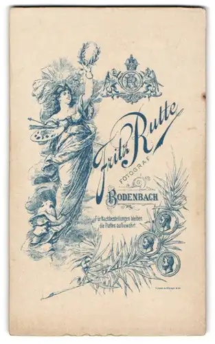 Fotografie fritz Rutte, Bodenbach, Frau in Toga mit Lorbeerkranz und Malpalette in den Händen, Wappen mit Monogramm