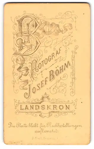 Fotografie Josef Böhm, Landskron, Monogramm des Fotograen mit verschörkelter Verzierung