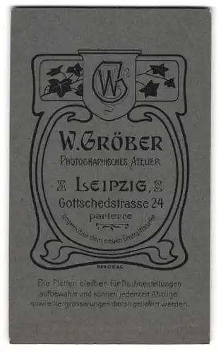 Fotografie W. Gröber, Leipzig, Gottschedstr. 24, Anschrift des Fotografen mit Monogramm im Rahmen