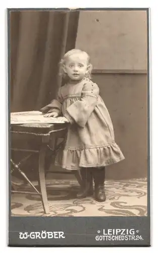 Fotografie W. Gröber, Leipzig, Gottschedstr. 24, Anschrift des Fotografen mit Monogramm im Rahmen