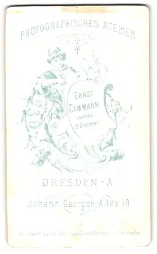 Fotografie Ernst Cammann, Dresden, Frau mit Büttenkragen hällt Schild mit Anschrift des Fotografen