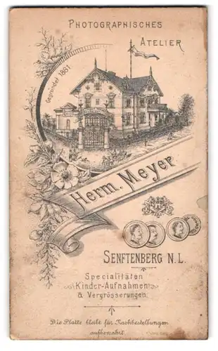 Fotografie Herm. Meyer, Senftenberg, Blick auf das Ateliersgebäude mit Eingangtor