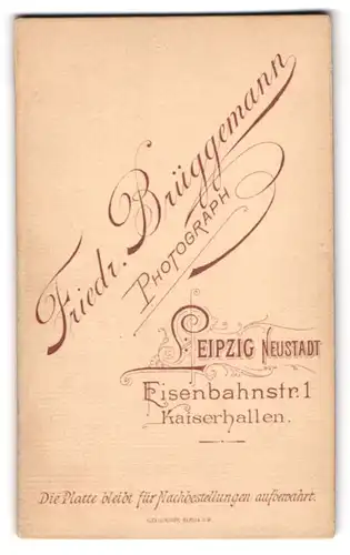 Fotografie Friedr. Brüggemann, Leipzig, Eisenbahnstr. 1, Anschrift des Fotografen in geschwungener Schriftform