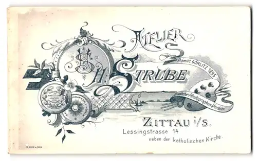 Fotografie H. Strube, Zittau i. Sa., Malpalette und Monogramm des Fotografen