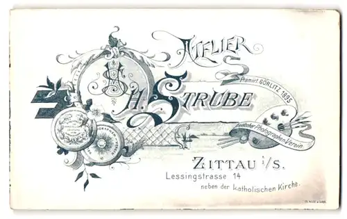 Fotografie H. Strube, Zittau i. Sa., Banderole mit Monogramm des Fotografen