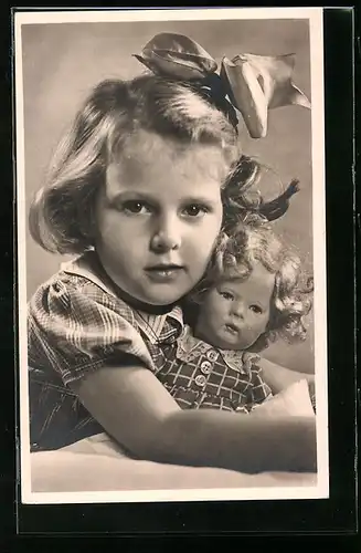 AK Mädchen mit ihrer Käthe Kruse-Puppe