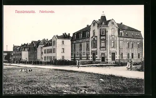 AK Neusörnewitz, Passanten in der Fabrikstrasse