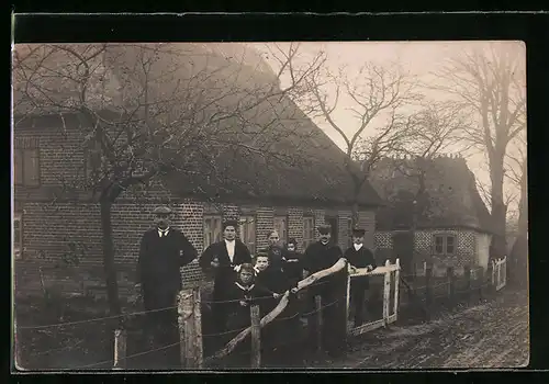 Foto-AK Sterupgaard, Gehöfte mit Menschen um 1920