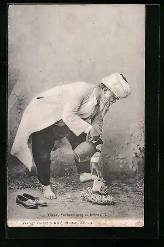 AK Türke bei der Vorbereitung zum Gebet