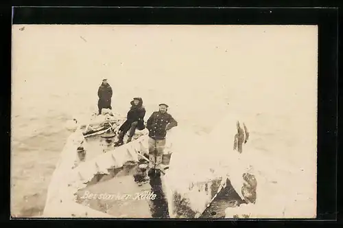 Foto-AK Bei starker Kälte, Kriegsschiff friert zu, Matrosen auf Deck