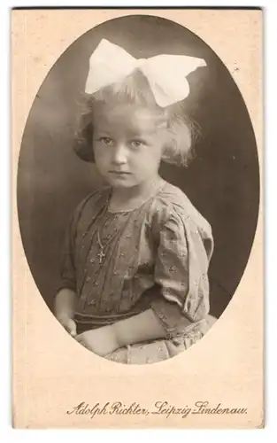 4 Fotografien Adolph Richter, Leipzig-Lindenau, niedliches blondes Mädchen im Kleid mit Haarschleife, Lächelt, 1916