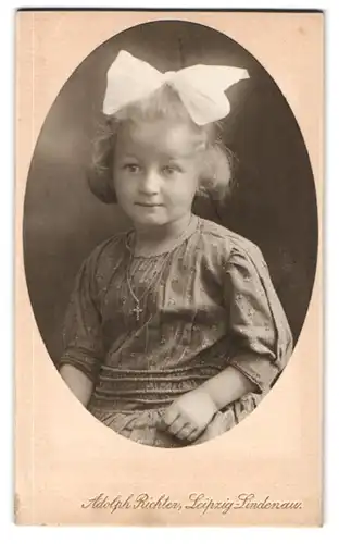 4 Fotografien Adolph Richter, Leipzig-Lindenau, niedliches blondes Mädchen im Kleid mit Haarschleife, Lächelt, 1916