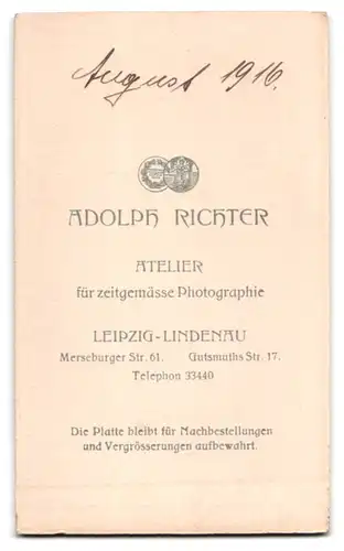 4 Fotografien Adolph Richter, Leipzig-Lindenau, niedliches blondes Mädchen im Kleid mit Haarschleife, Lächelt, 1916