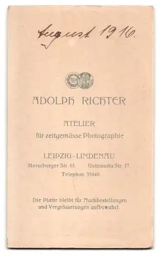 4 Fotografien Adolph Richter, Leipzig-Lindenau, niedliches blondes Mädchen im Kleid mit Haarschleife, Lächelt, 1916