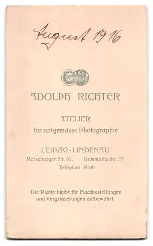 4 Fotografien Adolph Richter, Leipzig-Lindenau, niedliches blondes Mädchen im Kleid mit Haarschleife, Lächelt, 1916