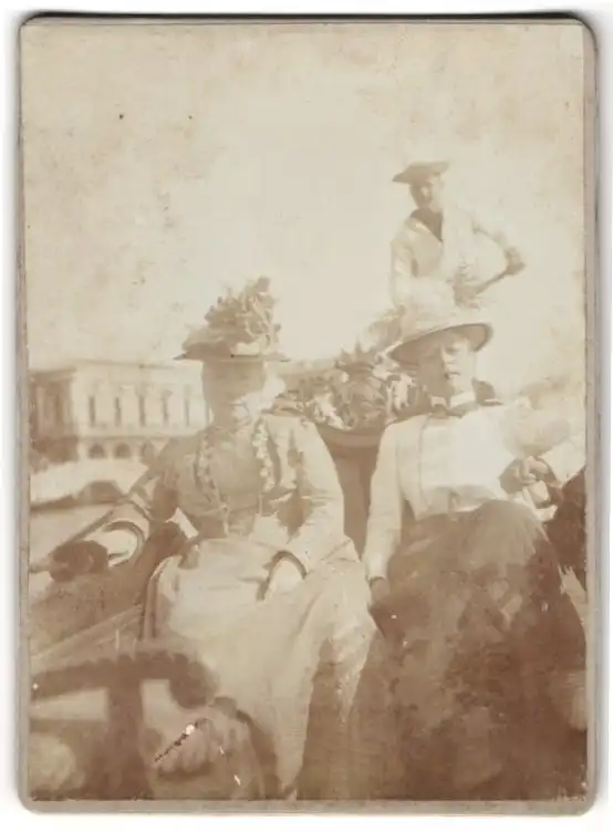 28 Fotografien unbekannter Fotograf, Venedig, Baron Hilmar von dem Bussche in Venedig, Gondel, Kriegsschiff, 1900 17