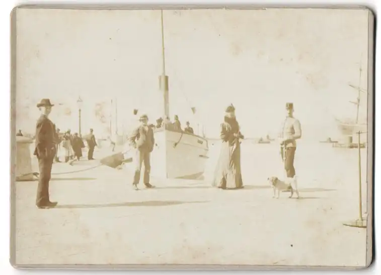28 Fotografien unbekannter Fotograf, Venedig, Baron Hilmar von dem Bussche in Venedig, Gondel, Kriegsschiff, 1900 2