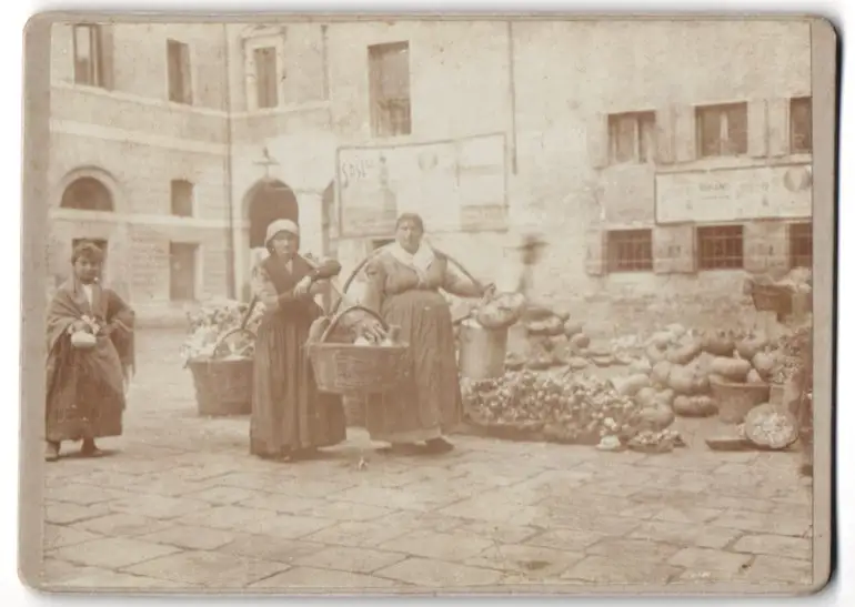28 Fotografien unbekannter Fotograf, Venedig, Baron Hilmar von dem Bussche in Venedig, Gondel, Kriegsschiff, 1900 21