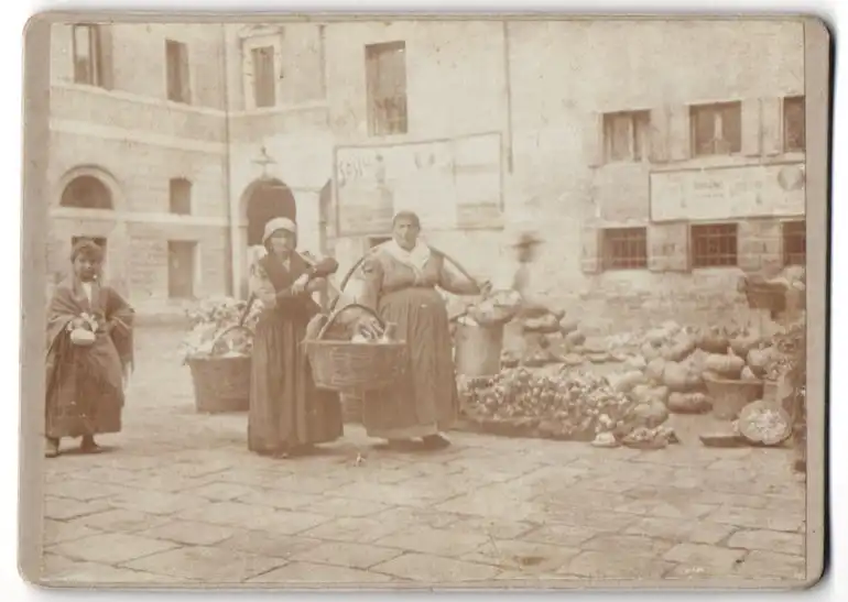 28 Fotografien unbekannter Fotograf, Venedig, Baron Hilmar von dem Bussche in Venedig, Gondel, Kriegsschiff, 1900 21