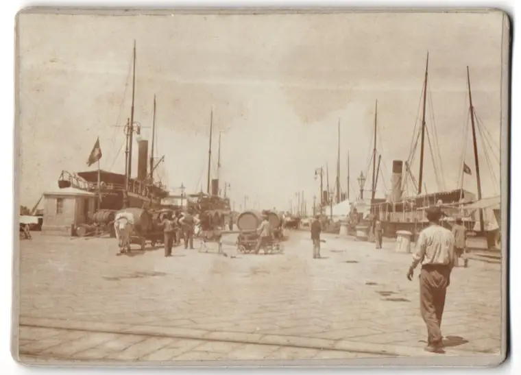 28 Fotografien unbekannter Fotograf, Venedig, Baron Hilmar von dem Bussche in Venedig, Gondel, Kriegsschiff, 1900 3