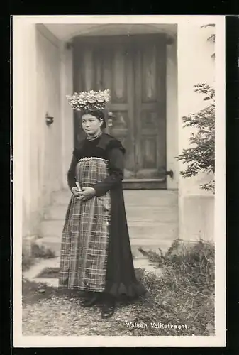 AK Junge Frau in Walser Volkstracht