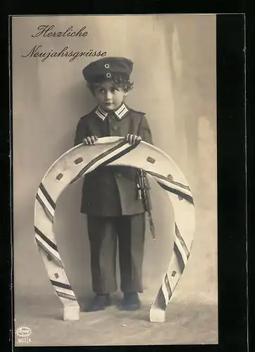 AK Herzliche Neujahrsgrüsse, Bub mit Hufeisen, Kinder Kriegspropaganda