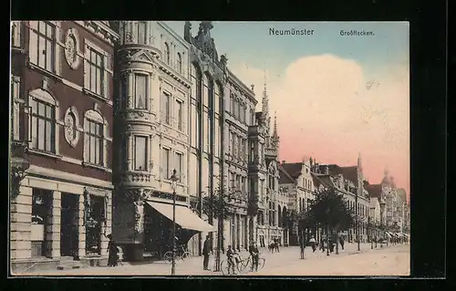 AK Neumünster, Passanten auf der Strasse Grossflecken