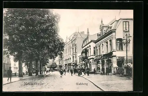 AK Neumünster, Blick über die Strasse Kuhberg mit Spaziergängern