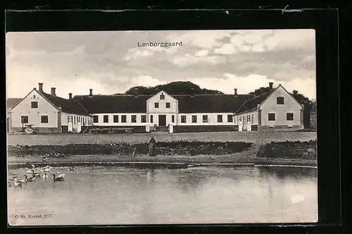 AK Lonborggaard, Uferpartie mit Gebäudeansicht
