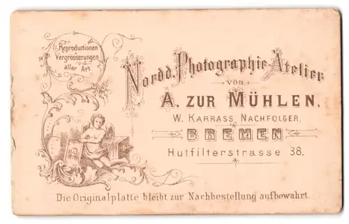 Fotografie A. zur Mühlen, Bremen, kleiner Engel schwebt vor einer Plattenkamera und hällt Fotografie in der Hand
