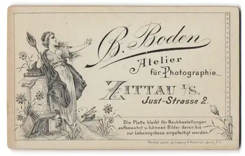 Fotografie B. Boden, Zittau i. Sa., junge Dame mit Spiegel in der Hand lehnt an einer Säule, Plattenkamera zu Füssen