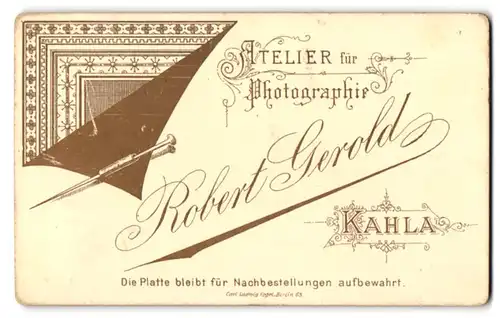 Fotografie Robert Gerold, Kahla, Teppichnadel mit Teil eines geknüpften Teppichs