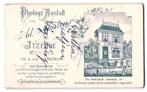 Fotografie Ad. Martens, Itzehoe, Mühlenstr. 5, Ansicht Itzehoe, Blick auf das Ateliersgebäude mit Pferdekutsche