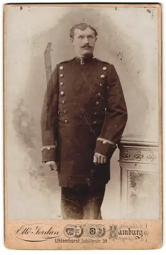 Fotografie Otto Jordan, Hamburg, Portrait Eisenbahner in Uniform mit Moustache posiert im Atelier
