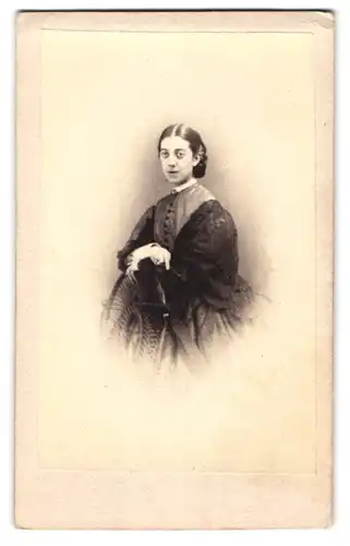 Fotografie unbekannter Fotograf und Ort, junge Frau Anita im dunklen Kleid mit Brosche, 1863